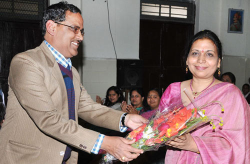 Principal Welcoming President W.R.W.S.S. C., Mumbai Mrs. Anjali Kumar.